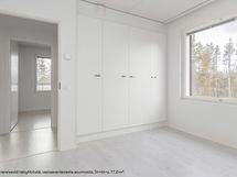 Kuva viereisestä taloyhtiöstä, vastaavanlaisesta asunnosta, 3h+kt+s, 77,0 m².