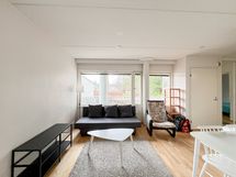 Isot ikkunat avautuvat kauniille sisäpihalle lounaan suuntaan