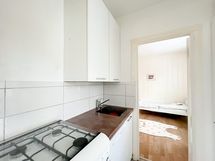 Keittiö on kompakti  sekä varustettu kaasuliedellä ja  astianpesukoneella.