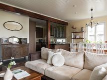 Keittiö kätevästi olohuoneen yhteydessä 