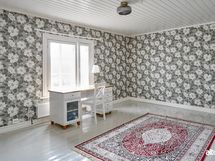 Yksi yläkerran kuudesta makuuhuoneesta.