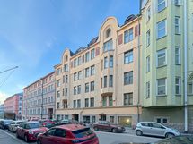 Taloyhtiö seisoo jykevästi omalla tontillaan. Wilho Lekmanin suunnittelema talo on rakennettu 1912.