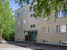 Sisäänkäyntiä on uusittu samalla kun talon julkisivua on uudistettu.