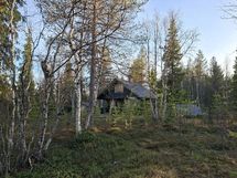 Mökki etupihalta päin katsottuna
