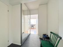 Eteisessä myös hyvin tilaa ulkovaatteille sekä kengille.