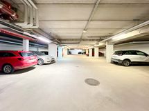 Autohalli sijaitsee rakennuksen alla.