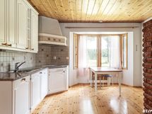 Keittiöstä näkymät takapihalle