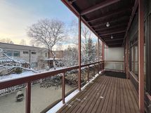 Koko asunnon leveydeltä olevalta parvekkeelta on avarat näkymät lounaan suuntaan.