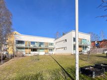 Peruskorjattu yhtiö sijaitsee omalla tontillaan, vain muutaman minuutin kävelymatkan päästä rannasta