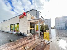 Lähikauppaan on alle 500m ja Prismakin löytyy läheltä