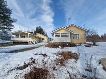 päärakennus ja rantasauna Iijoelta päin