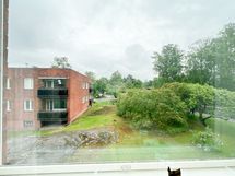 Näkymät ovat vehreät, ikkunoissa on valmiina sälekaihtimet.