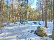 Alueella on hyvät ulkoilureitit, talvella pääsee hiihtämään ja löytyy myös ulkokuntoilupiste.