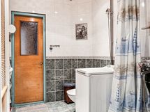 Alakerran kylpyhuone/wc