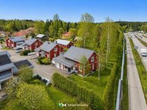 Kaunis ja maisemaan sopiva arkkitehtuuri