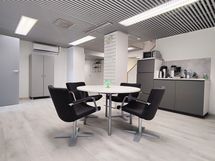 Jaettu yhteistila toisen vuokralaisen kanssa, jossa vessa ja minikeittiö