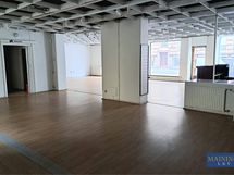 Avoimesta tilasta on käynti keittokomeroon, vessaan ja rappukäytävään.