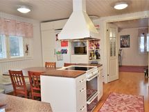 Yläkerran asunnon keittiötä