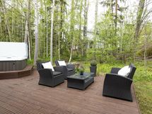 Puut suojaavat näköyhteyttä terassille.