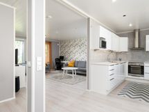 Näkymä aulasta olohuone- ja keittiötilaan.