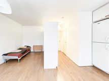 Huoneessa on hyvin tilaa isommallekin sängyllä. Seinän ja vaatekomeron väli on 2.55 × 2.13 cm