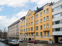 Julkisivu Kasarmikadulta