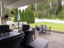 Olohuoneesta käynti patiolle (kuva vehreämpään aikaan, jotta näkee mitä lumen alla on)
