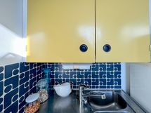 Keittiö on mainion retro, jossa väreinä yhdistyvät keltainen ja sininen.