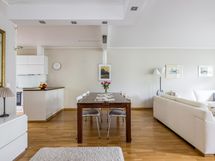 Toisessa kerroksessa olohuone ja ruokailutila yhdistyvät laadukkaaseen, hyvin varusteltuun keittiöön