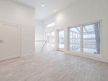 Yläkerran oleskelu-työ-makuuhuone