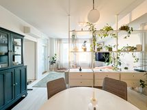 Tervetuloa! Olohuoneeseen mahtuu tilavasti pöytäryhmä ja  istuinryhmä ikkunan ääreen.