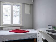 Makuuhuone nro 2, myös sisääntulokerroksessa.