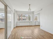 Olohuone-ruokailutila ilman digistailausta.