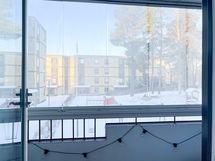 Parvekkeelta avautuu rauhalliset näkymät sisäpihan suuntaan.