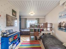 Makuuhuone 2 joka mahdollista jakaa kahdeksi erilliseksi huoneeksi