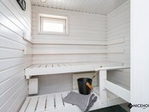 Kaunis vaaleasävyinen sauna.