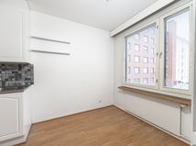 Keittiöön mahtuu ruokapöytä