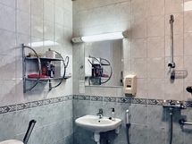 Hoivakodin asukashuoneen kph / wc -tilaa