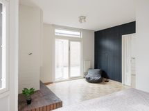 Takkahuone ja lasiovet atriumpihalle