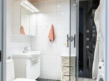 laatoitettu kylpyhuone