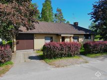 Julkisivu kadulle päin