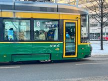 Ratikat kulkevat lähistöltä tihein vuorovälein.