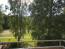 Vehreä parvekenäkymä länteen puistoalueille.