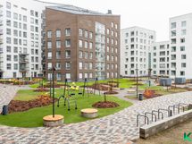 Sisäpihan näkymää parvekkeelta