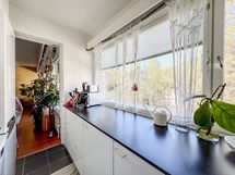 Keittiössä mukavasti säilytys- sekä laskutilaa.