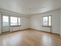 Tilavassa olohuoneessa on ikkunat itään ja etelään.