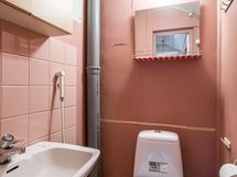 Yläkerran erillinen wc