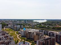 Juna-aseman ja kaikkien palveluiden vieressä