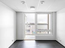 8. kerroksen saunaosaston yhteydessä on viihtyisä kerhohuone näköalaparvekkeineen.