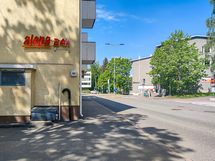 Lähikaupat löytyvät viereisen Haagan puolelta.